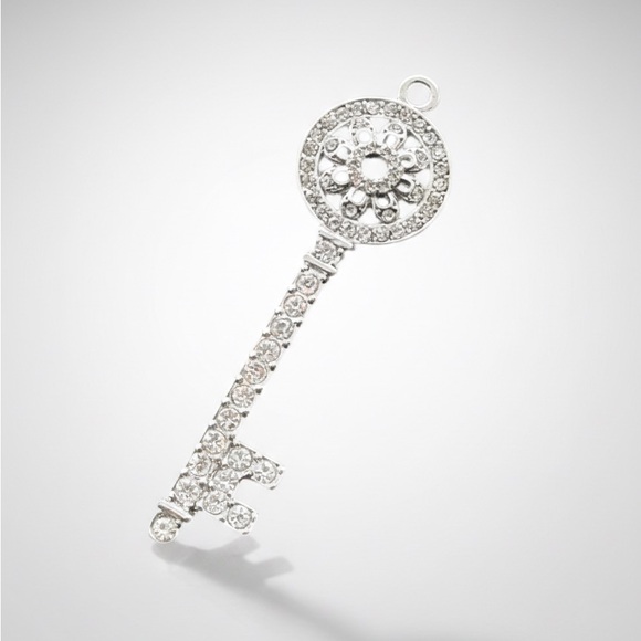 Jewelry - Elegant Silver Key Pendant